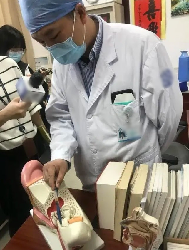 Sau 3 ngày liên tiếp thức đêm săn hàng giảm giá, cô gái bị điếc tai trái, ù tai phải ảnh 2