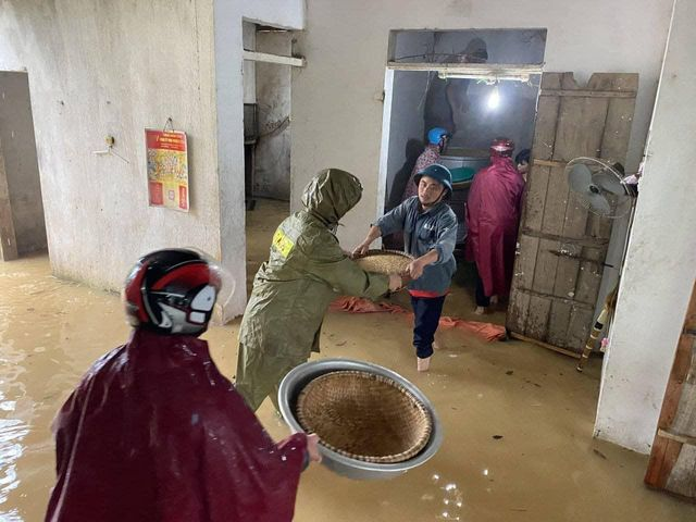 Cảnh tượng xót xa: Nhiều nơi tại Nghệ An ngập sâu trong nước lũ, khu vực biển bị sập bờ kè ảnh 10