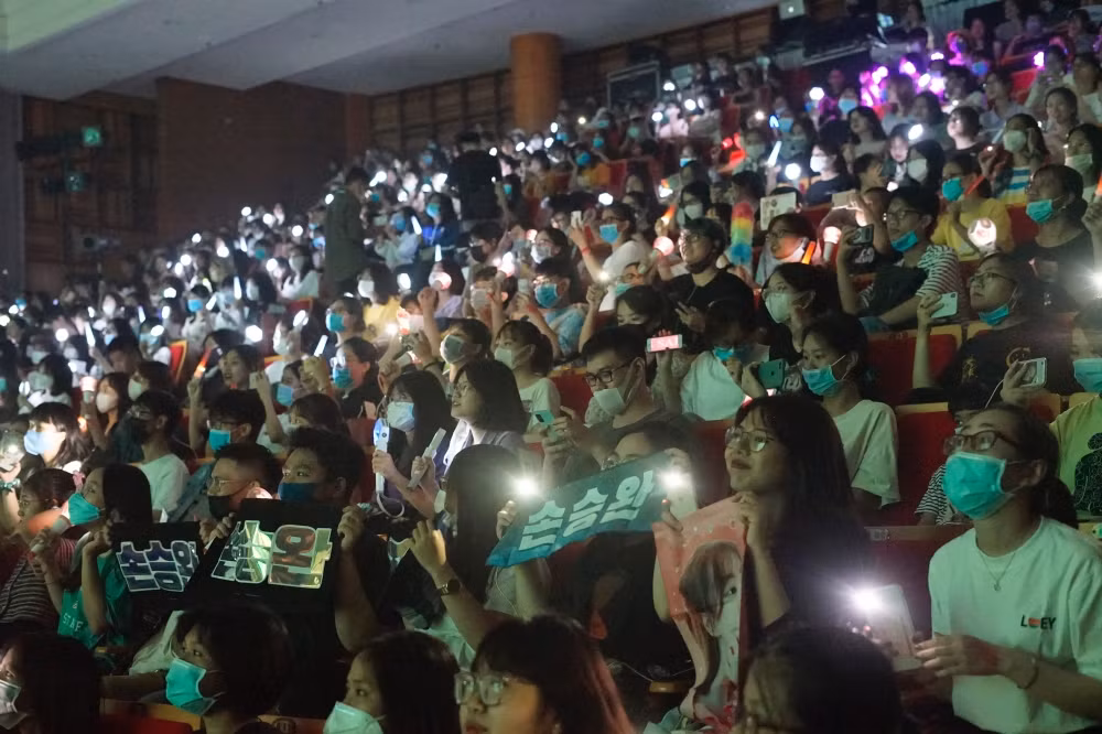 Dream Concert 2020: Các tín đồ K-Pop gặp thần tượng qua màn hình điện thoại, máy tính ảnh 1