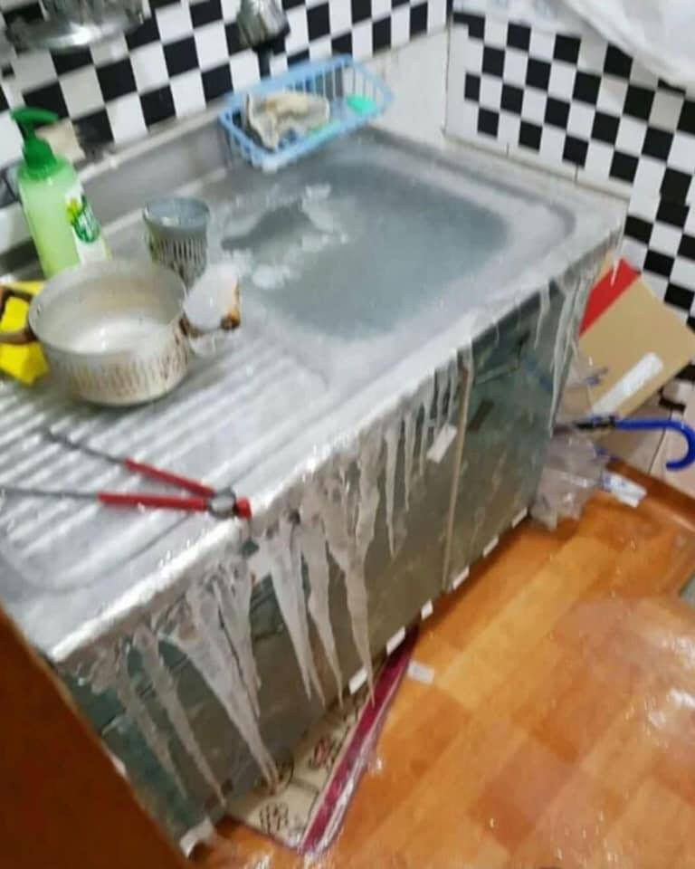 Nước đóng băng từ vòi xuống bồn và xuống cả sàn nhà. (Ảnh: Trang Mèo) -18 độ, cô gái Việt ở Hàn làm theo bí kíp chống đóng băng đường ống nước và nhận kết đắng ảnh 2