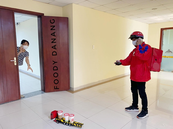 Phòng lây nhiễm mùa dịch, shipper giao đồ ăn cho khách hàng bằng xe đồ chơi ảnh 5