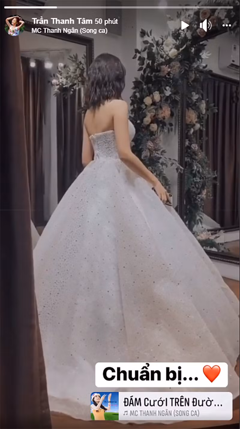 Hotgirl “Trứng rán cần mỡ” bất ngờ đăng ảnh mặc váy cưới, tuyên bố tạm ngừng “thả thính“? ảnh 2