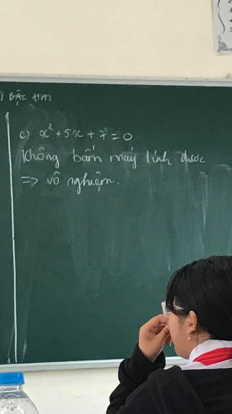 Nam sinh lên bảng giải Toán, chốt ngay một “đáp án” khiến ai đọc được cũng phải phì cười ảnh 1