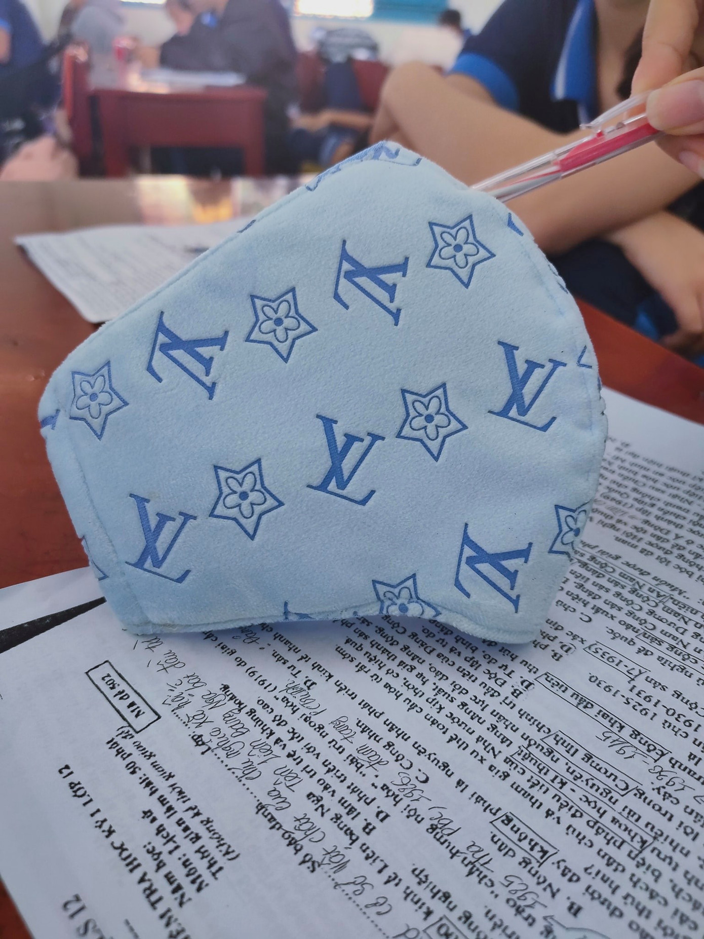 Chỉ cần nhìn họa tiết in trên khẩu trang, dân tình phát hiện ra ngay là “rich-kid” đi học! ảnh 1