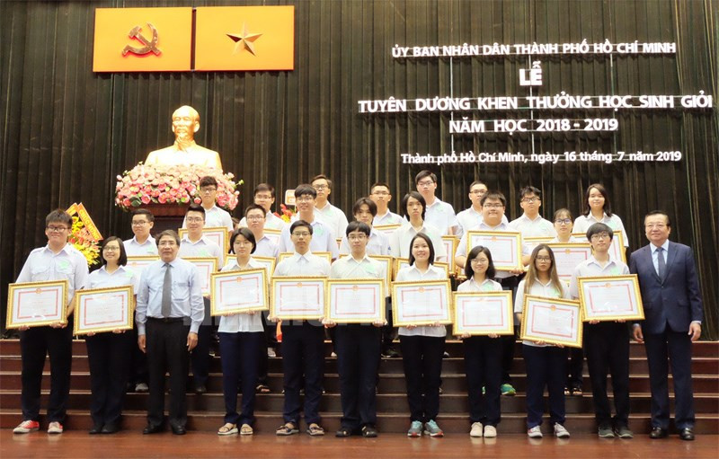 Cây thông có “1-0-2” ngay tại lớp học: Sức sáng tạo của học trò nhà mình là “dương vô cực“ ảnh 6 Cây thông có “1-0-2” ngay tại lớp học: Sức sáng tạo của học trò nhà mình là “dương vô cực“ ảnh 6