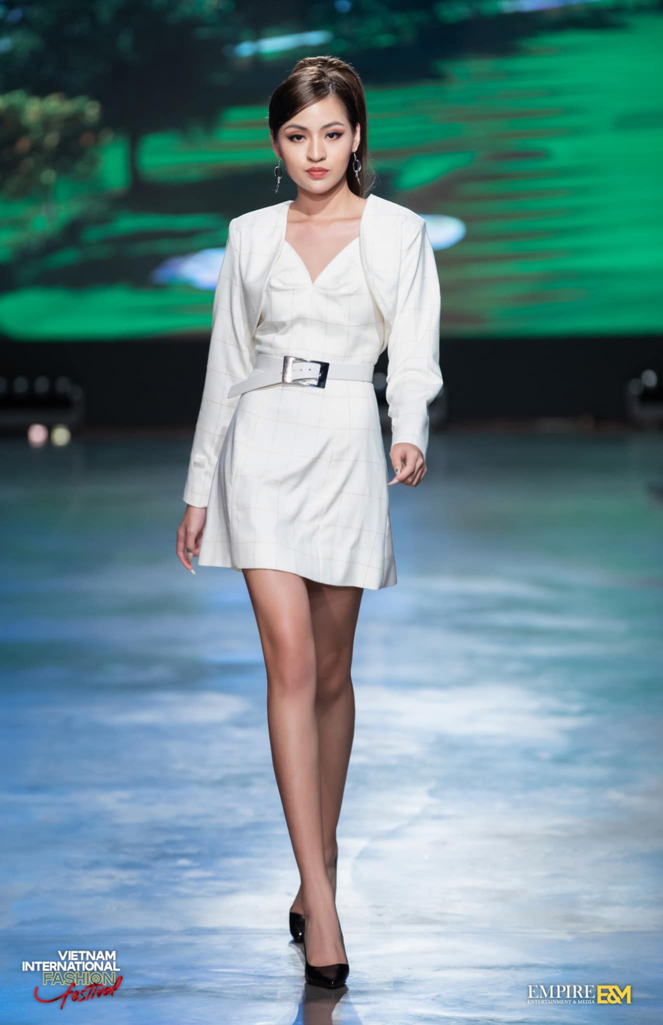 Hot girl “trứng rán cần mỡ” tiết lộ đôi chân dài “khủng” hơn cả Hoa hậu khiến dân mạng choáng váng ảnh 4