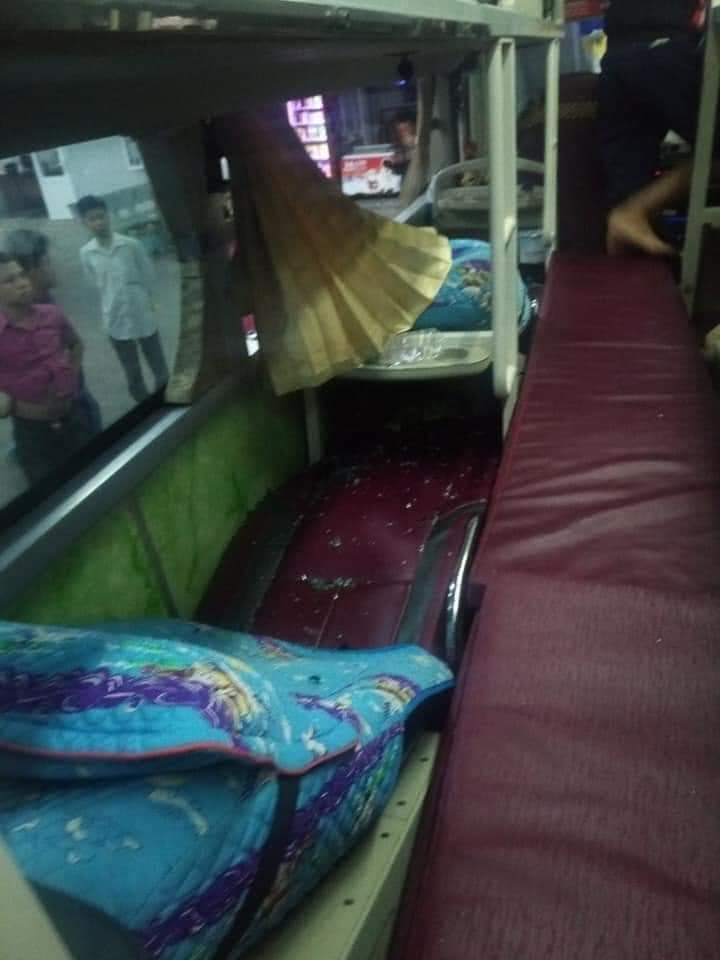 Xe chở hàng từ Sài Gòn ra Quảng Trị cứu trợ người dân vùng lũ bị ném đá vỡ kính ở Phú Yên ảnh 2