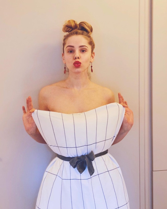 Trào lưu siêu hot “thổi bay buồn chán” mùa dịch bệnh: Dùng gối ngủ... làm váy! ảnh 4