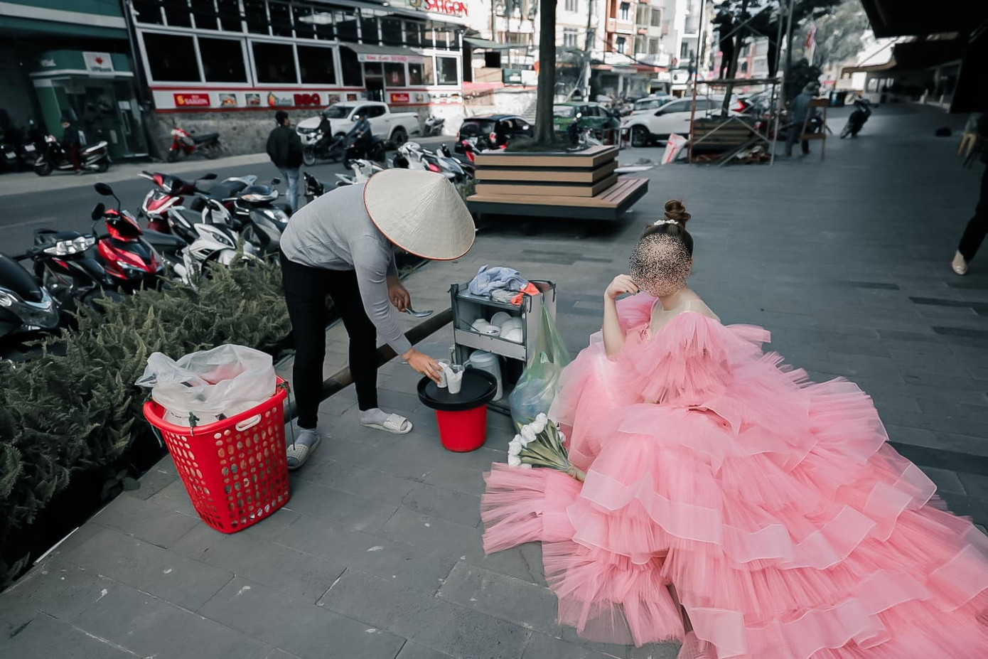 (Ảnh: P.T.N) “Lên đồ” đi ăn tàu hũ như Lý Nhã Kỳ dự Cannes, cô gái khiến netizen mắt tròn mắt dẹt ảnh 4