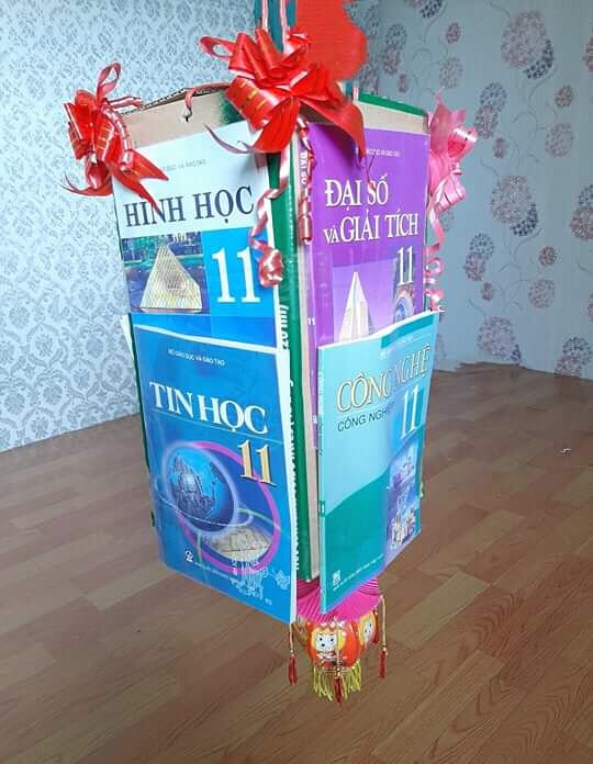 Lồng đèn Trung Thu gây “ám ảnh” nhất: Chất liệu làm bằng... sách giáo khoa! ảnh 1