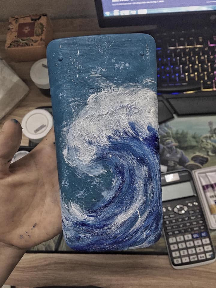 Sợ mất máy tính cầm tay, hội teen đã sáng tạo ra một “trend” độc đáo thế này đây! ảnh 3