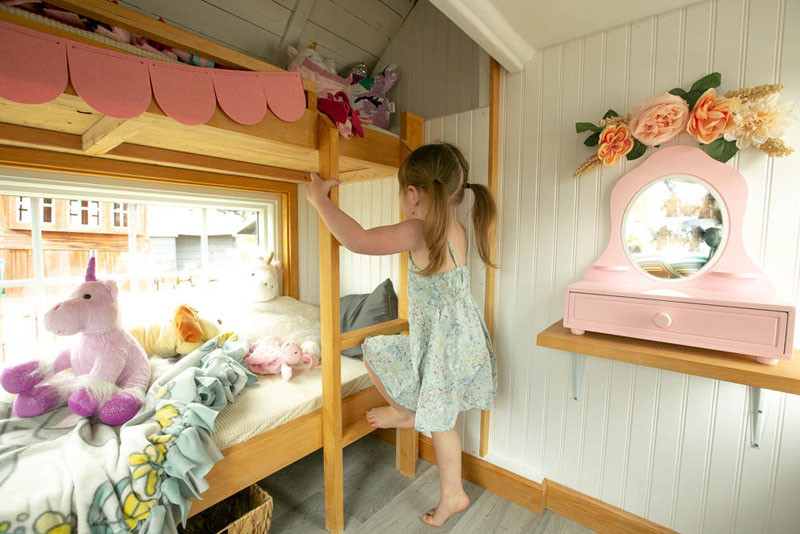 Xúc động ông bố trẻ tự tay xây ngôi nhà cổ tích với đầy đủ tiện nghi tặng con gái ảnh 6