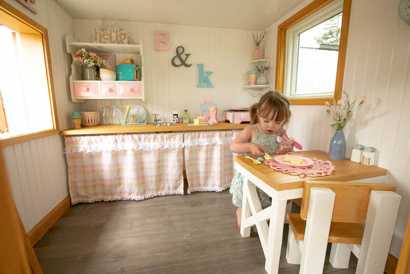 Xúc động ông bố trẻ tự tay xây ngôi nhà cổ tích với đầy đủ tiện nghi tặng con gái ảnh 9