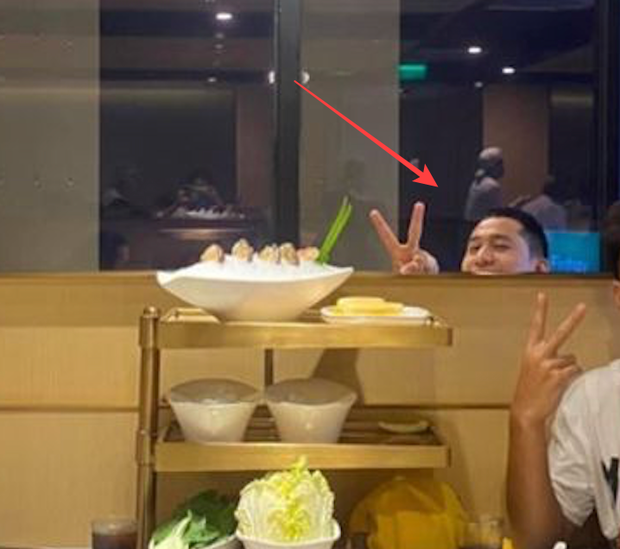 Thanh niên bỗng chiếm “spotlight” khi xuất hiện trên Instagram cùng dàn cầu thủ nổi tiếng ảnh 2