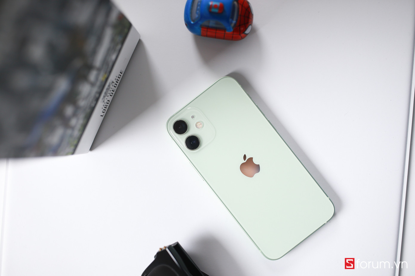 Cận cảnh iPhone 12 Mini, 12 Pro Max trước ngày mở bán: Bạn là team “tay nhỏ” hay “tay to“? ảnh 9