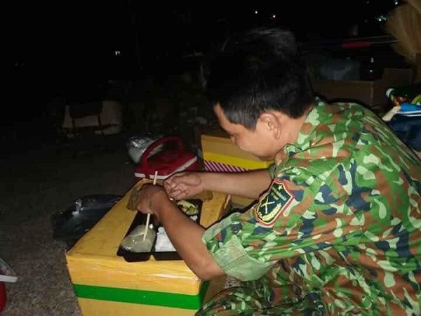 Bữa ăn muộn ở hành lang của các chiến sĩ khu cách ly: Tuyệt vời hơn mọi menu đắt tiền! ảnh 5