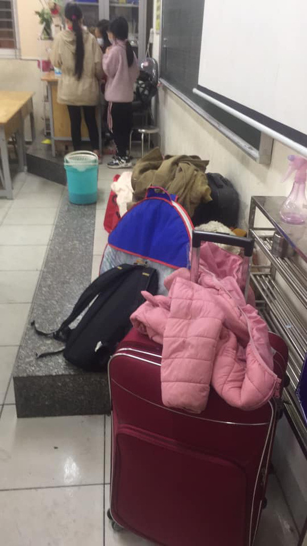 Gần 80 học sinh, giáo viên Tiểu học Xuân Phương (Hà Nội) cách ly tại trường: Thương lắm, cố lên nhé! ảnh 6