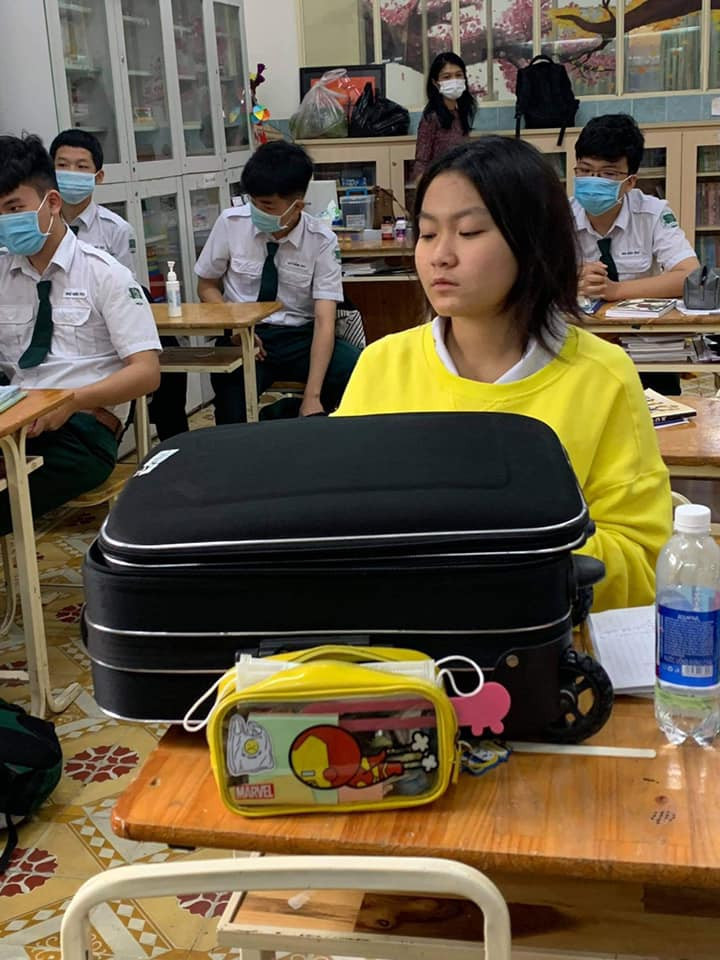 Teen mang vali kéo toàn sách vở tới lớp, biểu cảm của cô giáo khiến netizen thích thú ảnh 3