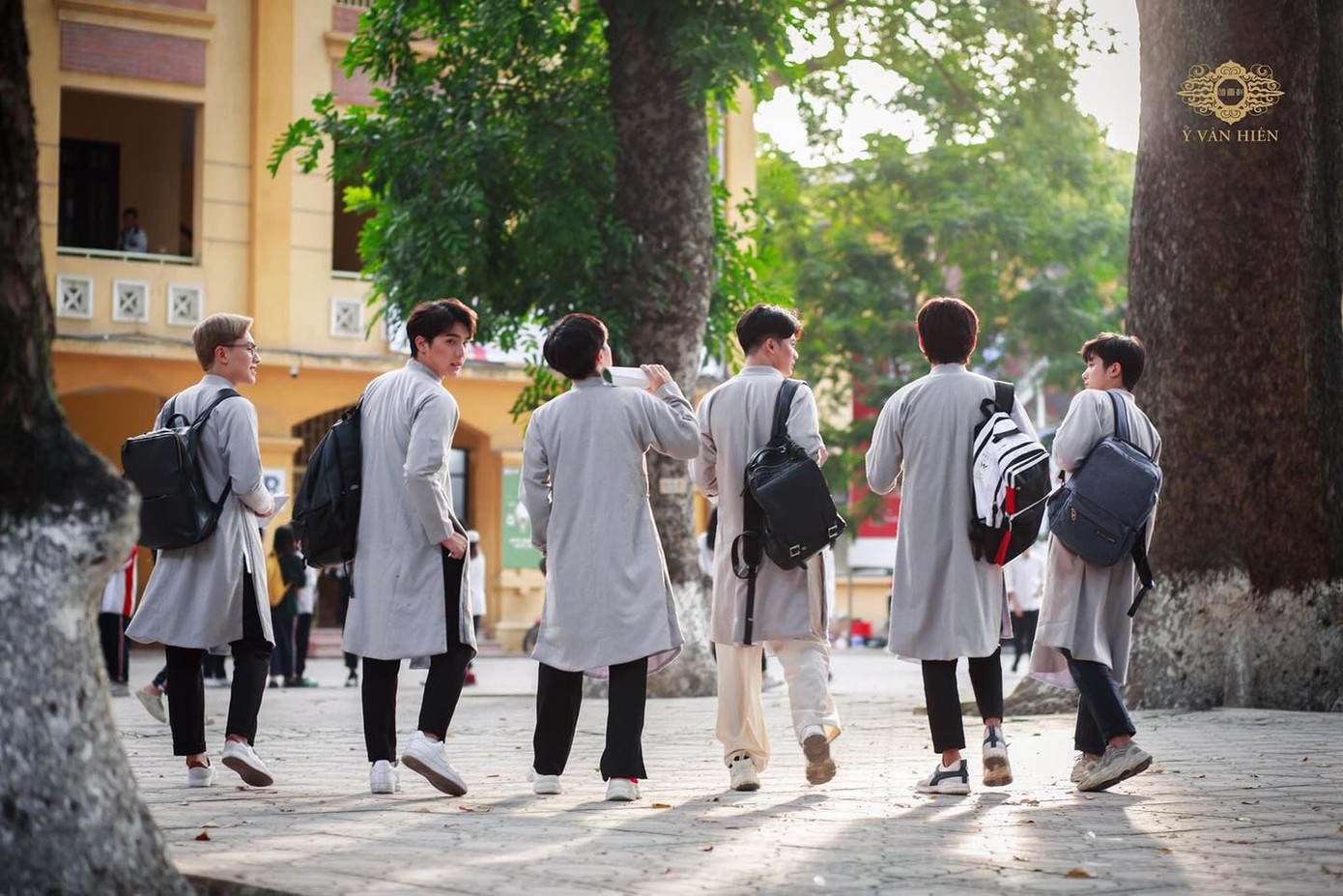 Ai bảo con trai mặc áo dài là không đẹp thì xem ngay bộ ảnh này, chắc chắn sẽ nghĩ khác! ảnh 10