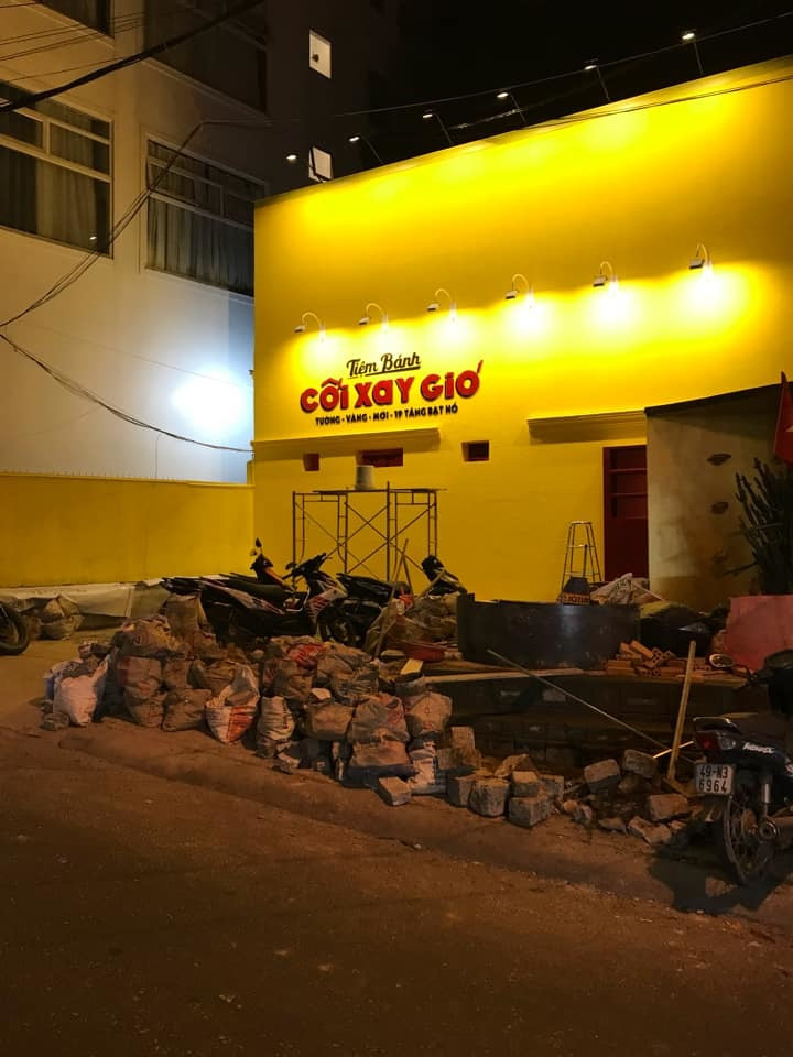 (Ảnh: Duy Nguyen) Tin vui: Bức tường vàng “Tiệm Bánh Cối Xay Gió” sắp trở lại, địa điểm ngay gần chỗ cũ ảnh 1