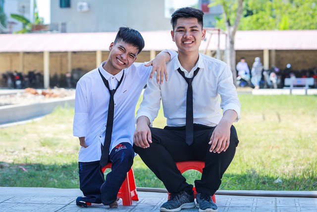 Nam sinh thiếu 0,25 điểm vào ĐH Y Hà Nội, tạm gác mong ước tiếp tục cõng bạn đến trường ảnh 1