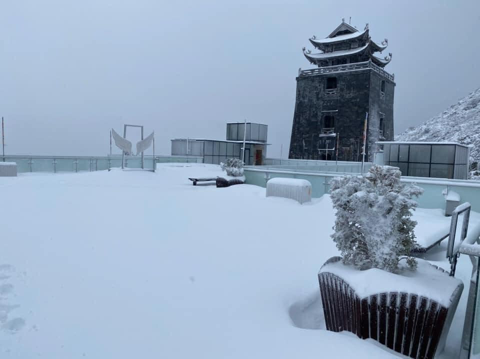 Tuyết rơi phủ dày trên đỉnh Fansipan (Lào Cai), khung cảnh đẹp tựa như phim cổ trang ảnh 3