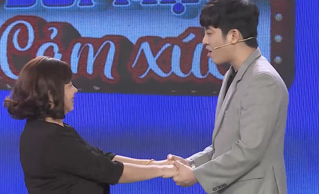 Dân mạng tranh cãi nảy lửa câu chuyện của nam MC 30 tuổi vẫn ngủ chung với mẹ ảnh 6