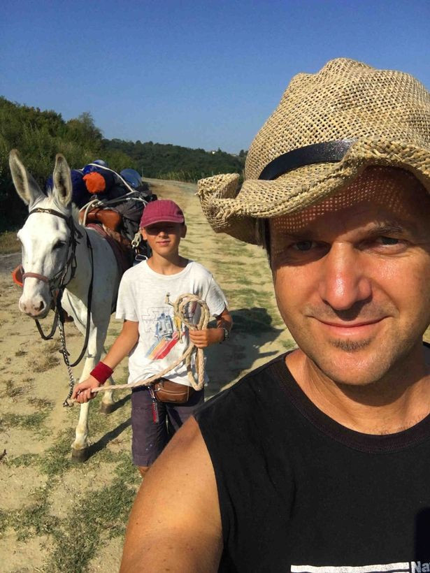 Ý: Cậu bé 11 tuổi đi bộ 1.700 dặm trong 93 ngày để được gặp bà ngoại của mình ảnh 3