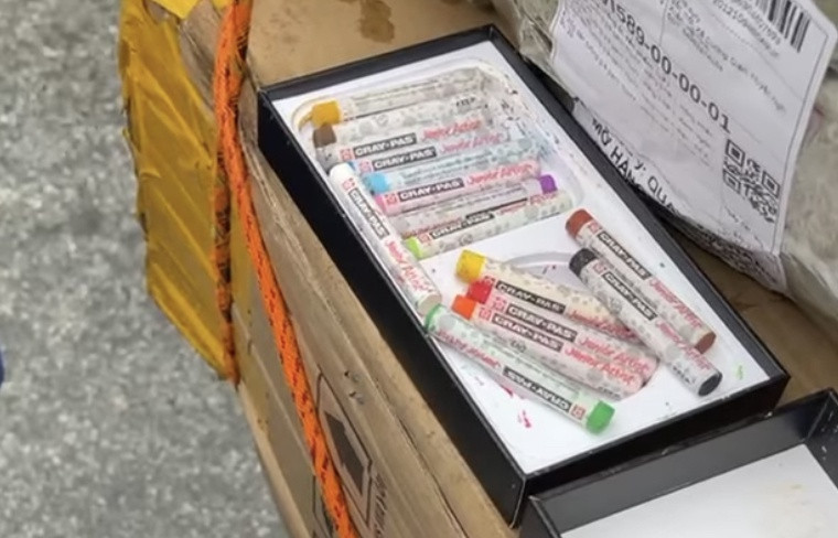 Góc cảnh báo: Hết bị tráo thành cục đá, iPhone 12 lại “hô biến” thành... bút chì màu ảnh 1