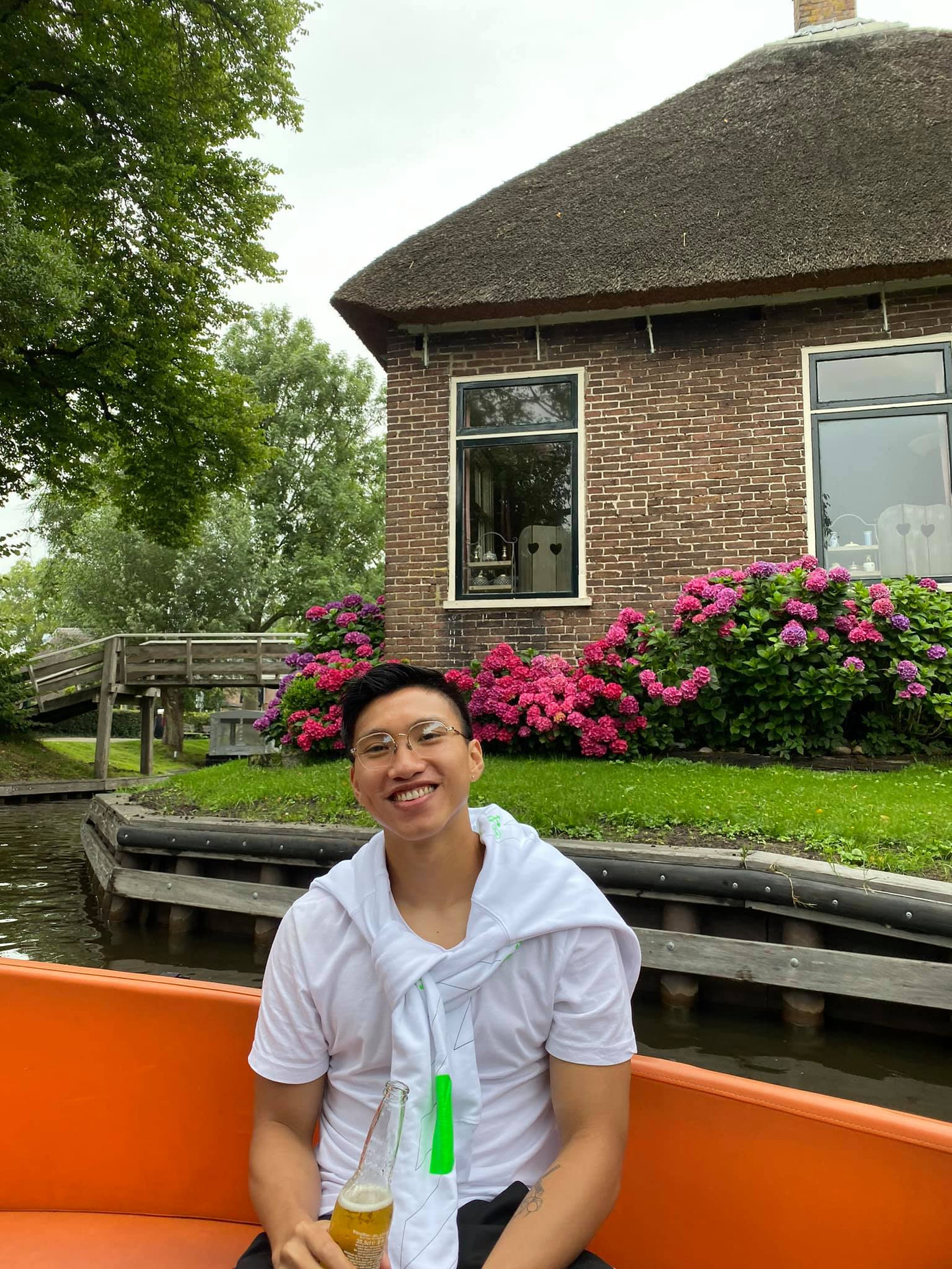 Đi du lịch châu Âu trước khi về nước, Văn Hậu bị dân mạng nhắc: Đeo khẩu trang vào đi anh! ảnh 3