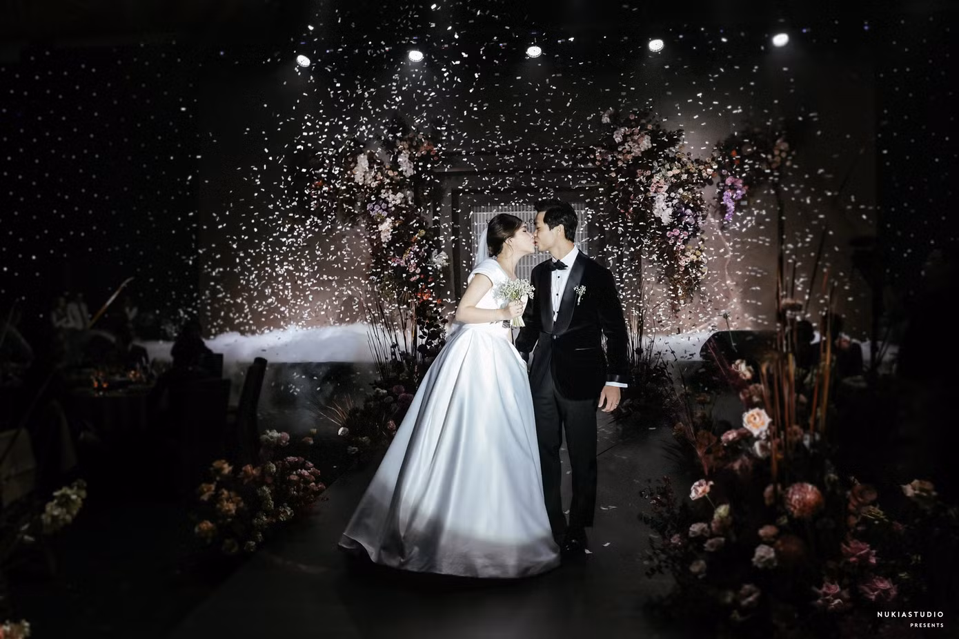 Công Phượng tung loạt ảnh cưới “tình bể bình” chưa từng công bố để chúc mừng năm mới ảnh 6