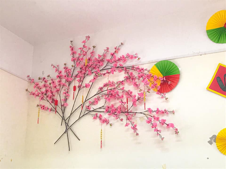 Teen Ninh Bình trang hoàng lớp học đón Tết: Lì xì, câu đối đỏ, bánh chưng xanh đều có đủ! ảnh 8