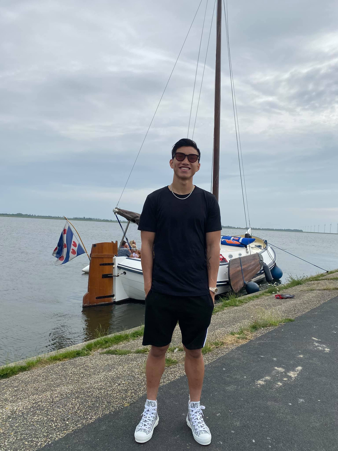 Đi du lịch châu Âu trước khi về nước, Văn Hậu bị dân mạng nhắc: Đeo khẩu trang vào đi anh! ảnh 2