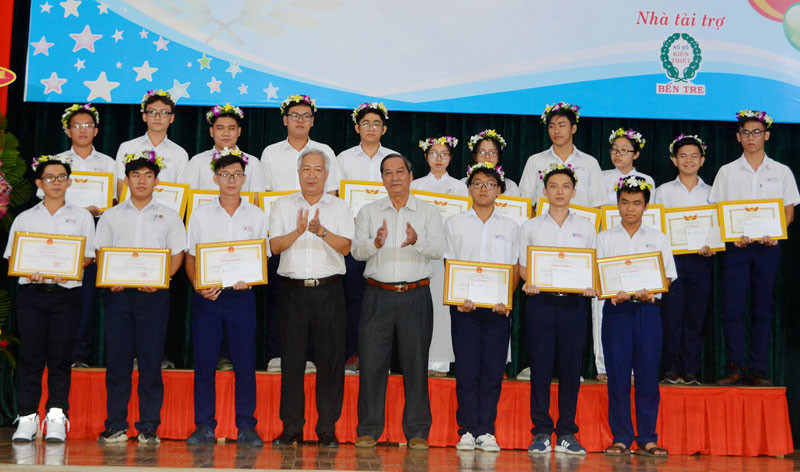 TP.HCM: Mức thưởng dành cho học sinh Giỏi dự kiến sẽ tăng, có thể lên đến 200 triệu đồng! ảnh 2