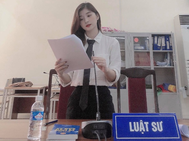 Thu Hoài vào vai Luật sư ở một phiên toà giả định khác. Nữ thẩm phán tương lai sở hữu nhan sắc “vạn người mê” khiến mạng xã hội “dậy sóng“ ảnh 3