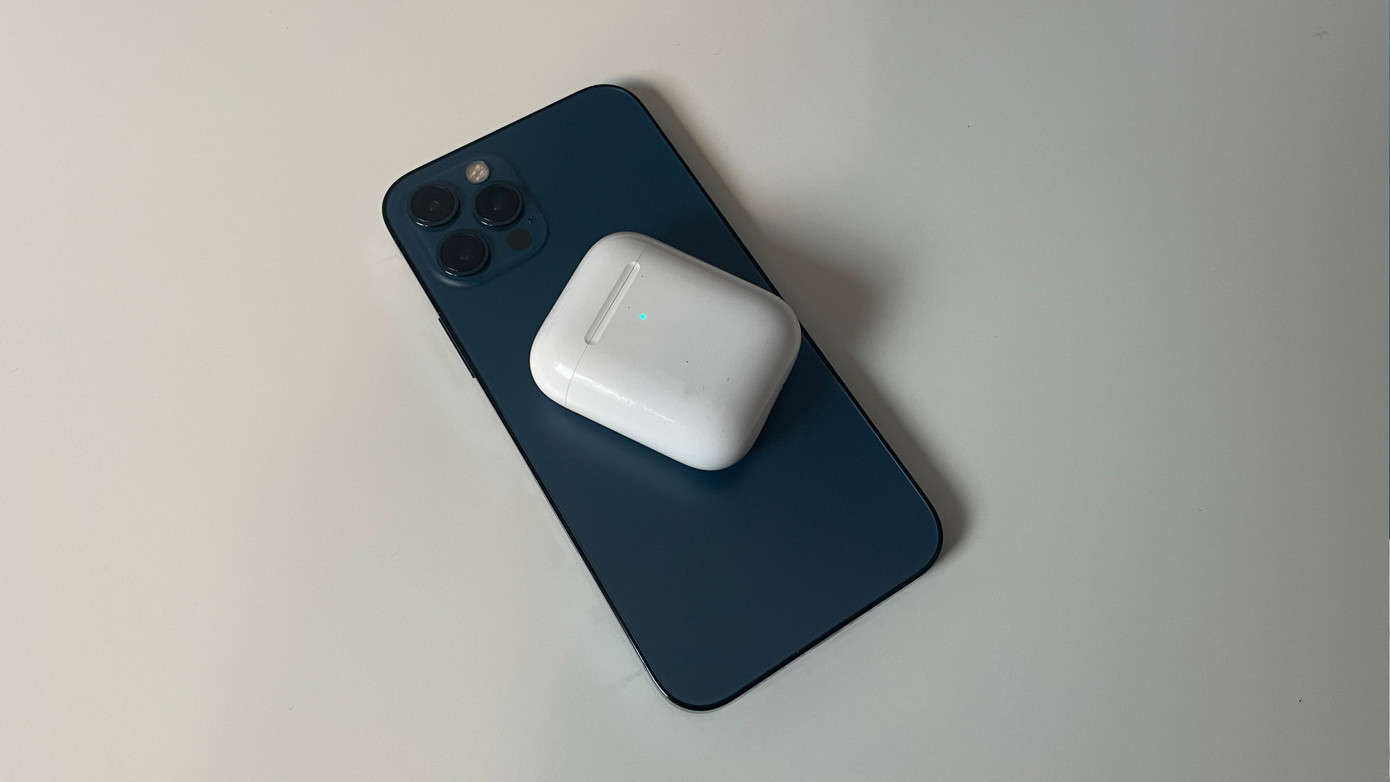 Thật bất ngờ: Các mẫu iPhone 12 có thể hỗ trợ sạc ngược không dây cho các phụ kiện Apple? ảnh 1