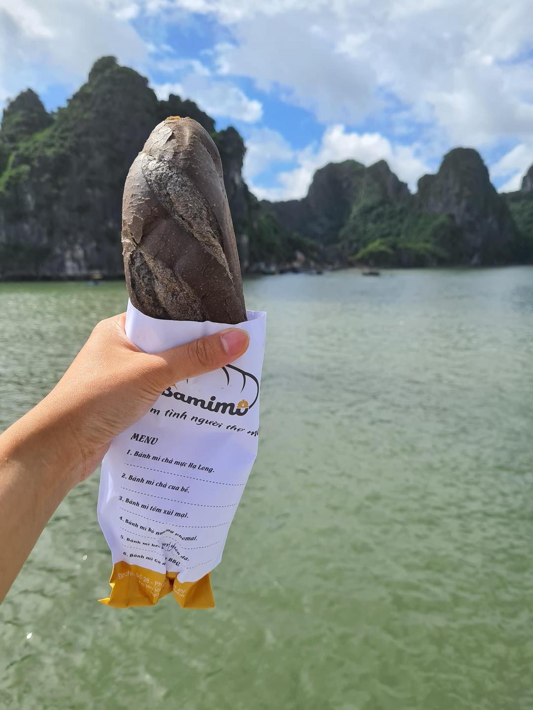 Giới trẻ thích thú “check-in” món bánh mì đen như than gây tò mò ở Quảng Ninh ảnh 2