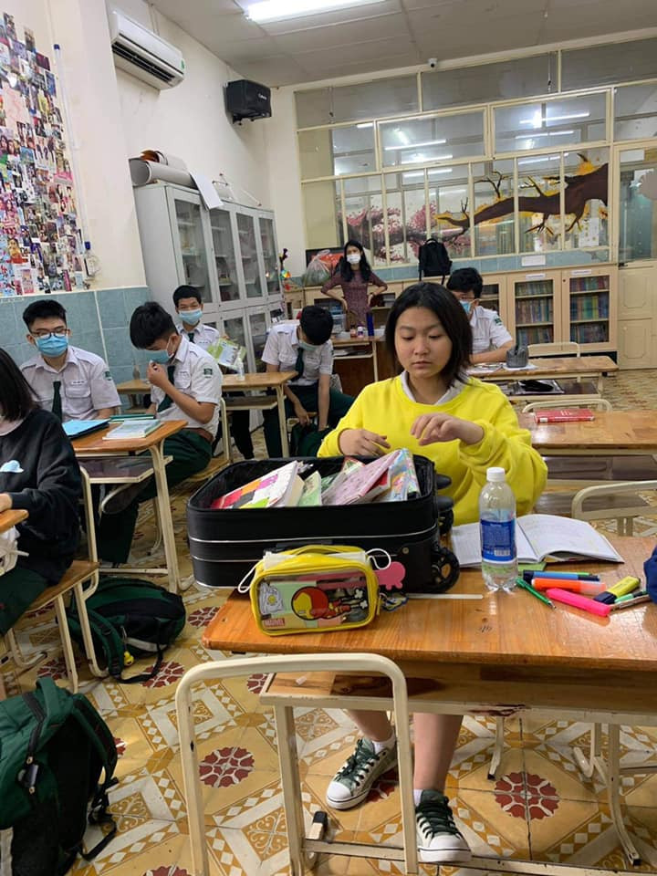Teen mang vali kéo toàn sách vở tới lớp, biểu cảm của cô giáo khiến netizen thích thú ảnh 1