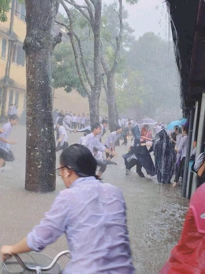 Nhiều teen vô tư nô đùa giữa trời mưa lớn, nước ngập tới đầu gối khiến dân mạng lo lắng ảnh 2