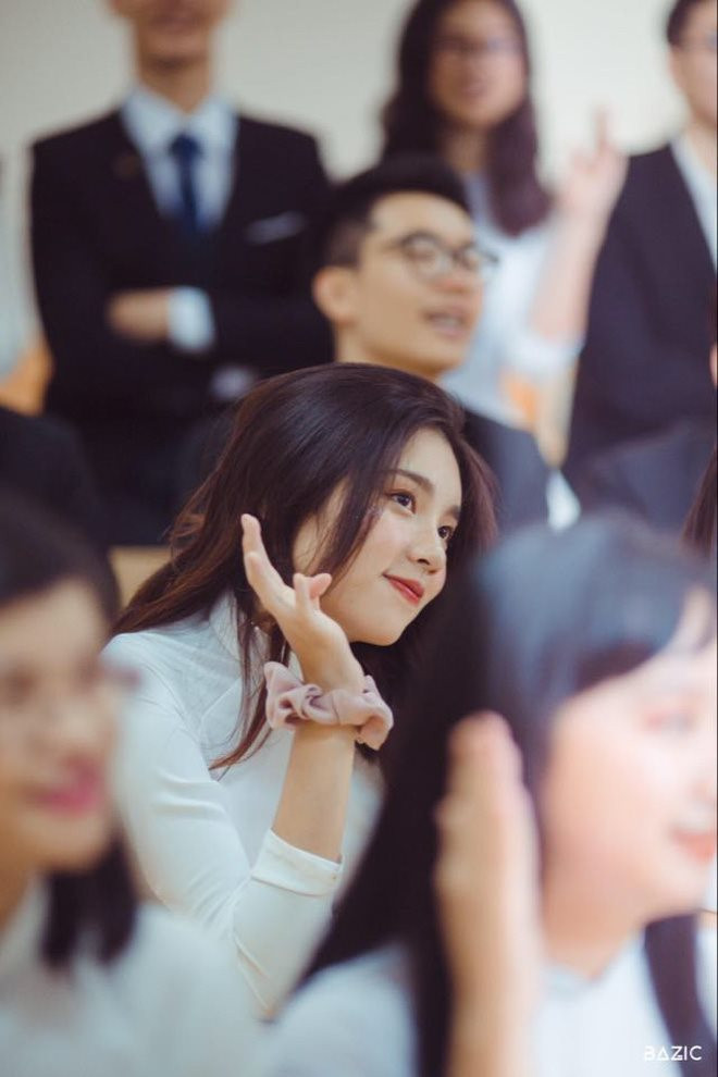 Cô nàng thủ khoa khối D1 đang gây sốt: Gương mặt xinh lung linh, học hành siêu đỉnh! ảnh 2