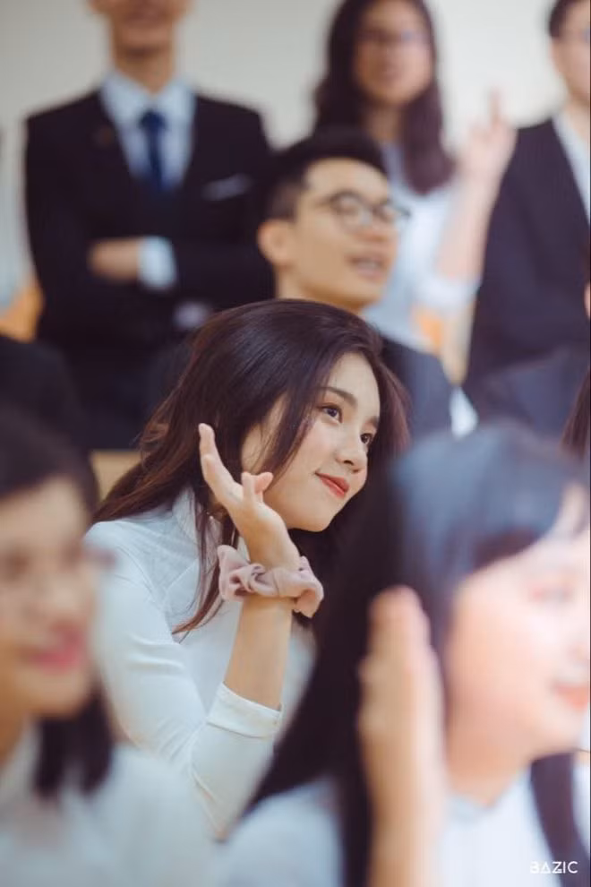 Cô nàng thủ khoa khối D1 đang gây sốt: Gương mặt xinh lung linh, học hành siêu đỉnh! ảnh 2