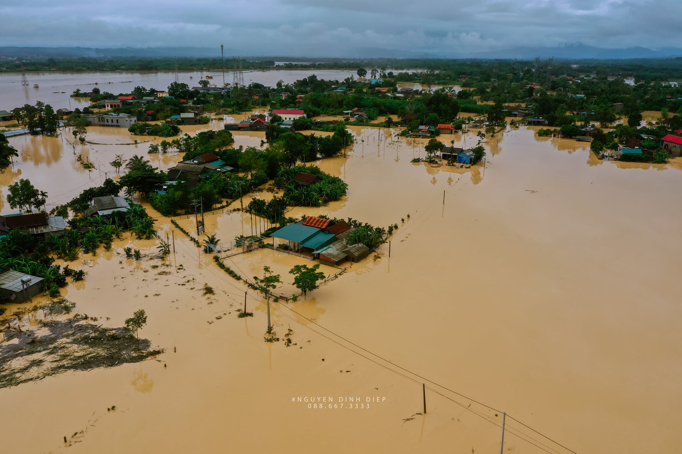 Chùm ảnh Quảng Trị ngập trong “biển” lũ chụp từ flycam: Thương lắm, miền Trung ơi! ảnh 3