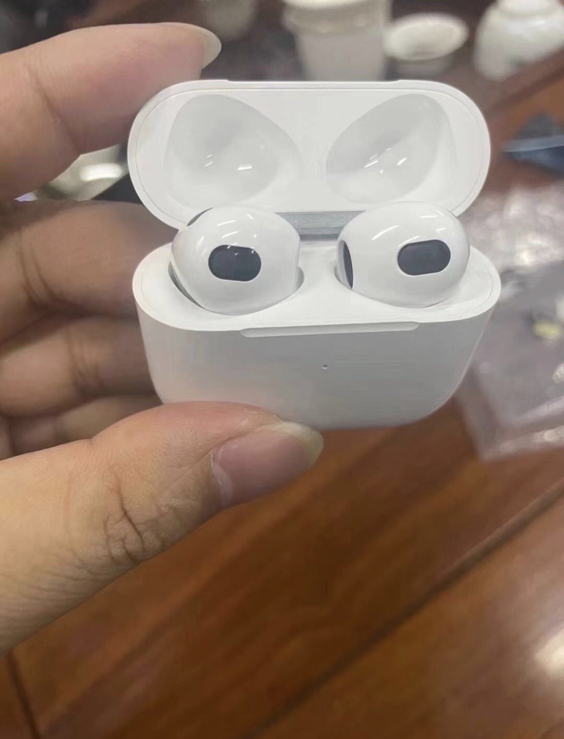 AirPods 3 với thiết kế gần giống AirPods Pro, phần thân nhỏ gọn, sẽ ra mắt vào 23/3 tới? ảnh 2