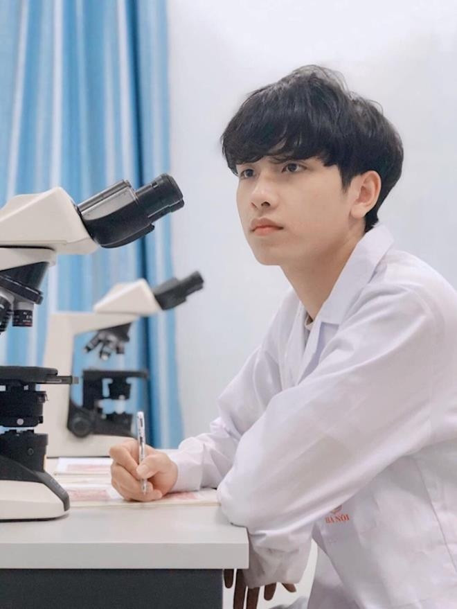 Trai đẹp trường Y gây sốt cộng đồng mạng nhờ bức ảnh thẻ trên giấy phép lái xe ảnh 3