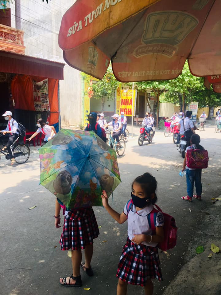 Ngày đầu trở lại trường: Teen háo hức “check-in”, tuân thủ nghiêm các biện pháp an toàn ảnh 10