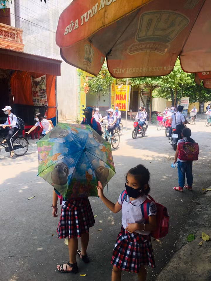 Ngày đầu trở lại trường: Teen háo hức “check-in”, tuân thủ nghiêm các biện pháp an toàn ảnh 10