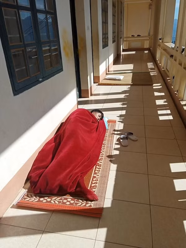 Hội học sinh siêu “lầy lội“: Mang chiếu ra hành lang nằm... “sưởi nắng” cho đỡ lạnh! ảnh 1