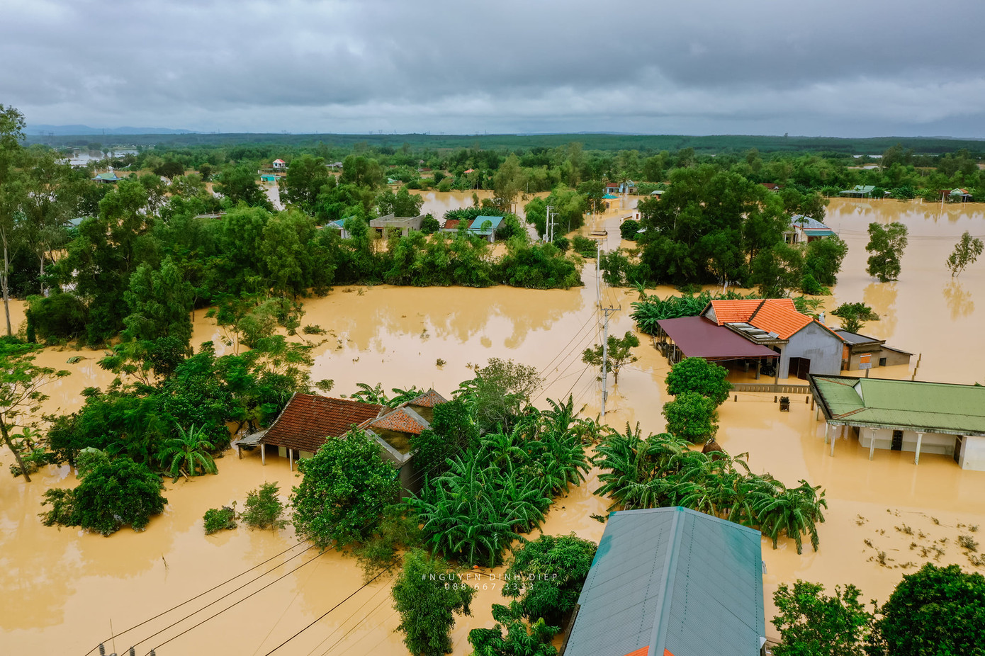 Chùm ảnh Quảng Trị ngập trong “biển” lũ chụp từ flycam: Thương lắm, miền Trung ơi! ảnh 5