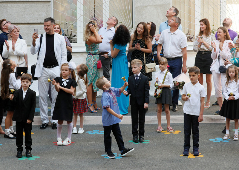 Giữa mùa dịch COVID-19, học sinh trên thế giới đón khai giảng năm học mới như thế nào? ảnh 4