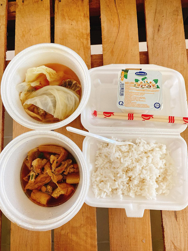 Những bữa cơm đảm bảo dinh dưỡng mà cô nàng được phục vụ ở khu cách ly. Nữ tiếp viên bị chỉ trích vì nhờ các chiến sĩ mua đồ ăn vặt và trái cây ở khu cách ly ảnh 5